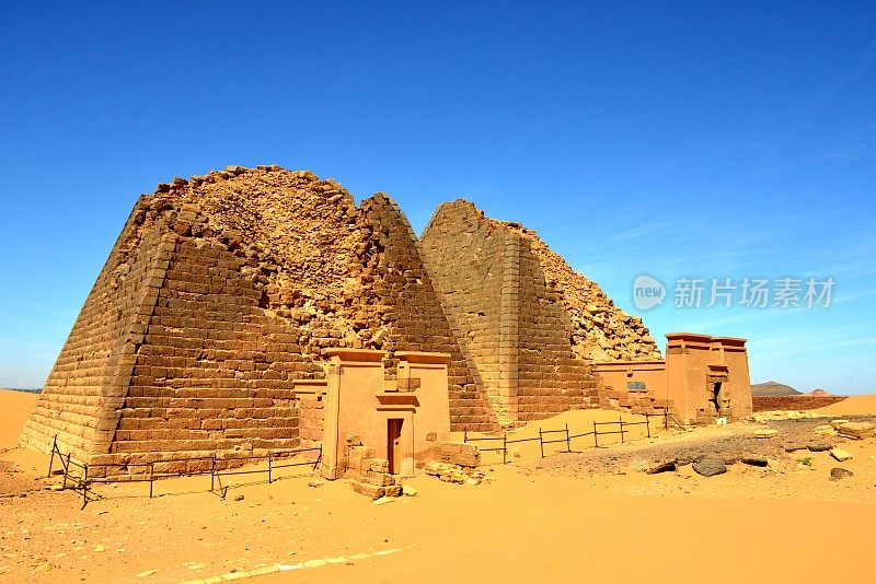 梅罗金字塔-撒哈拉沙漠中的努比亚坟墓-联合国教科文组织世界遗产，苏丹Begarawiyah -金字塔N12, Kandake Shanakdakhete和N13国王naqyrinsan - North Necropolis